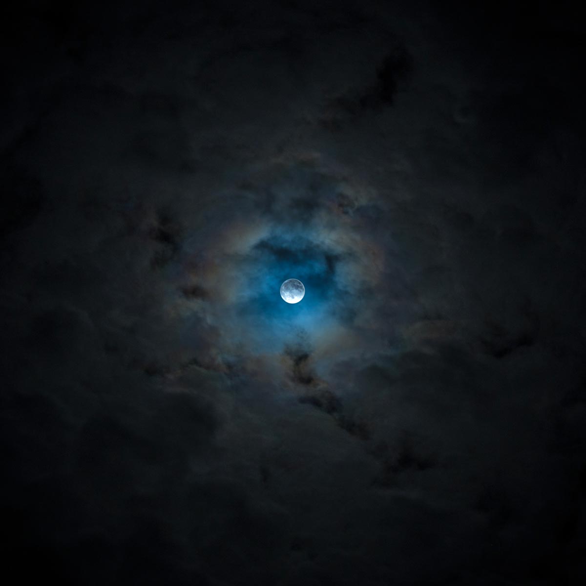 Cover Image for 2016 SUPER MOON BEHIND CLOUDS